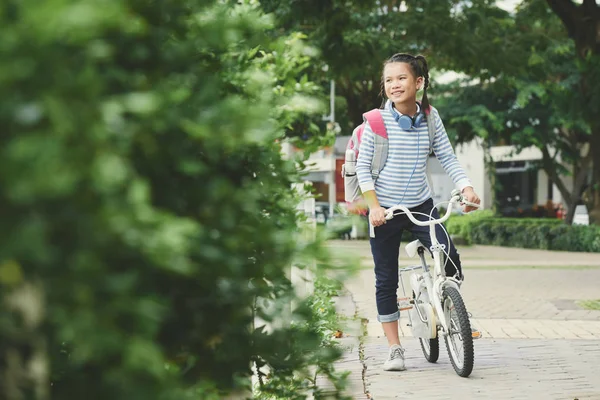 Menina Vietnamita Andando Bicicleta Cidade — Fotografia de Stock