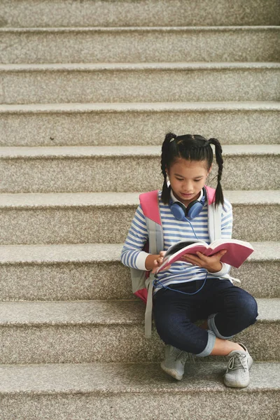 Vietnamese Schoolgirl Sitting Outdoors Reading Book — Stock Photo, Image