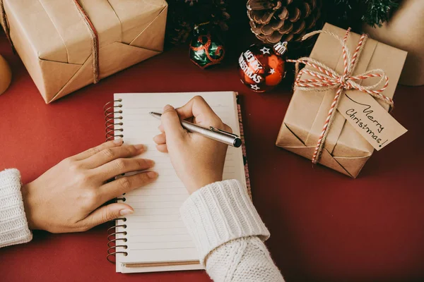 Close Beeld Van Vrouw Kerst Brief Schrijven Kladblok — Stockfoto