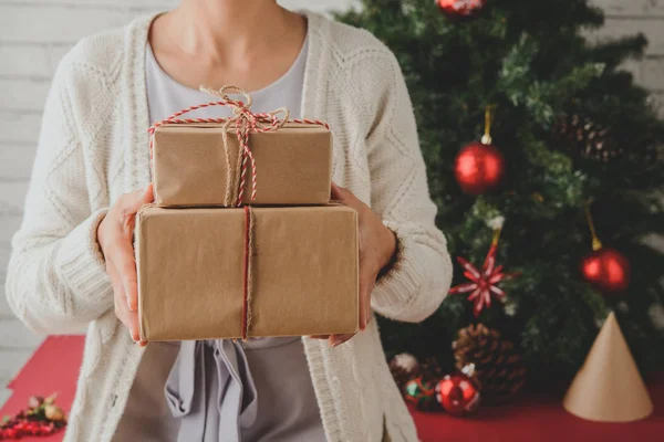 Imagem Cortada Mulher Segurando Caixas Com Presentes Natal — Fotografia de Stock