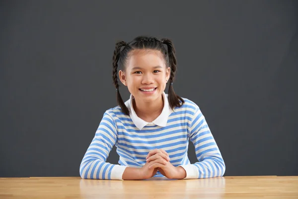 Jolie Écolière Avec Deux Tresses Assises Table — Photo