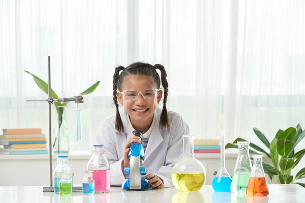 越南女孩在化学课上进行实验 — 图库照片