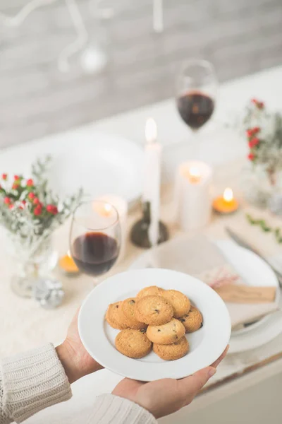 Kvinna Att Föra Cookies Som Dessert För Middag — Stockfoto