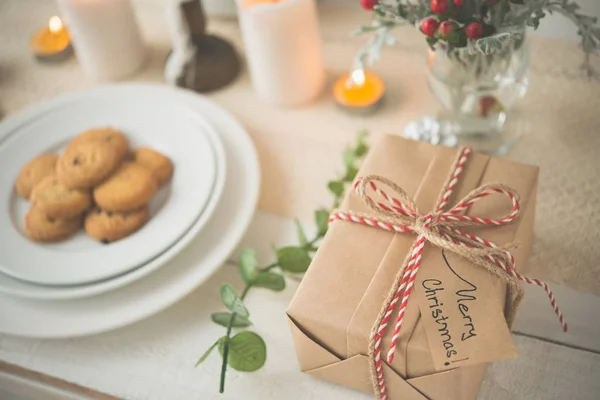 Presente Natal Embrulhado Mesa Jantar Servida — Fotografia de Stock