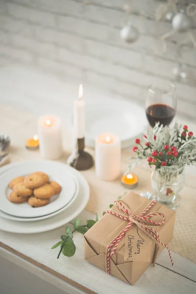 餐桌设置与圣诞礼物旁边的盘子与饼干 — 图库照片