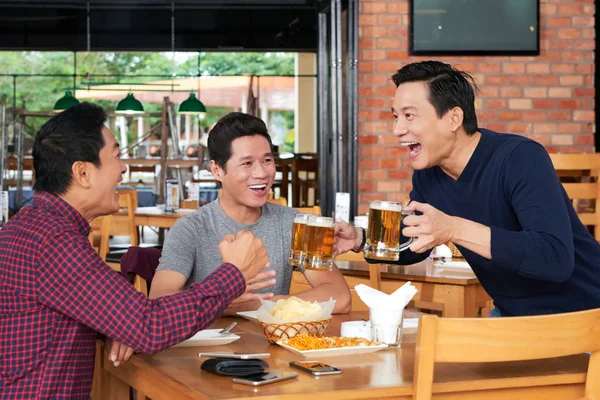 Excitado Maduro Vietnamita Homens Trazendo Cerveja Para Mesa Seus Amigos — Fotografia de Stock