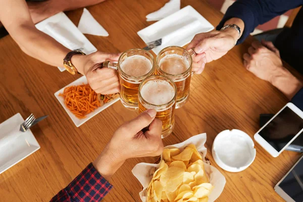 Mãos Amigos Batendo Canecas Com Cerveja Vista Cima — Fotografia de Stock