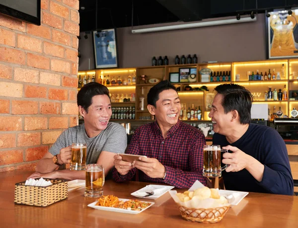 베트남어 웃으면서 술집에서 맥주를 마시는 — 스톡 사진