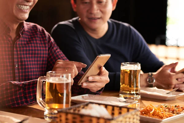 Imagem Close Homens Usando Aplicativo Smartphone Quando Encontram Com Amigos — Fotografia de Stock