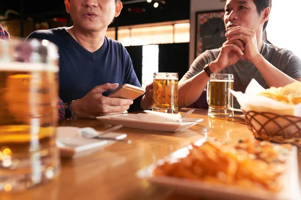 Cropped Image Friends Drinking Beer Bar Discussing Latest News — Stock Photo, Image