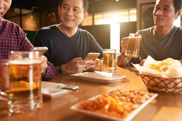 Souriant Hommes Vietnamiens Matures Boire Une Bière Savoureuse Parler — Photo