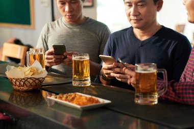 Arkadaş manifatura ve birbirleriyle konuşmak yerine bira içmek