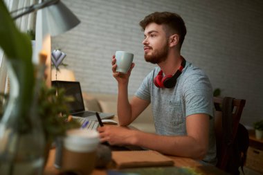 Kahve içme ve projede çalışan serbest tasarımcı