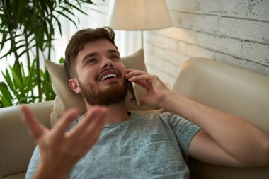 Koltukta yalan ve arkadaşına için neşeli genç adam