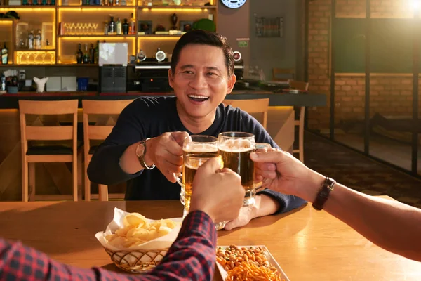 Happy Zralý Muž Cinkání Sklenka Pivo Svými Přáteli — Stock fotografie