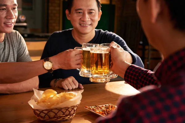 Detail Obrazu Starých Přátel Popíjí Pivo Hospodě — Stock fotografie