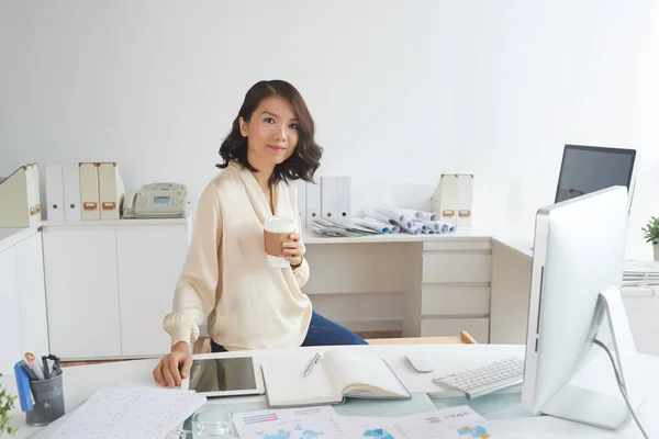 Retrato Hermosa Secretaria Asiática Posando Lugar Trabajo Con Taza Café —  Fotos de Stock