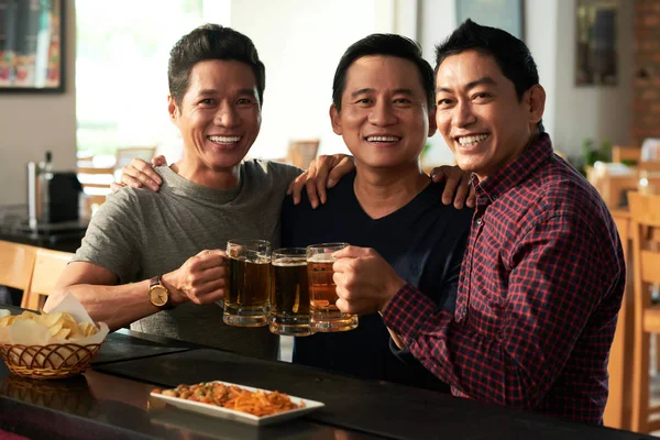 Ritratto Tre Amici Asiatici Felici Con Tazze Birra — Foto Stock