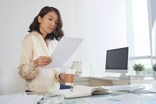 Ritratto Giovane Imprenditrice Vietnamita Concentrato Sul Controllo Dei Documenti Ufficio — Foto Stock