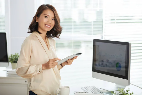 Retrato Empresária Muito Vietnamita Posando Com Tablet Digital Perto Computador — Fotografia de Stock