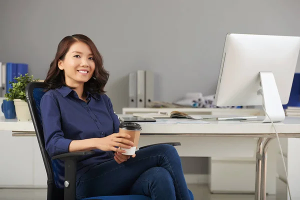 Porträt Junge Lächelnde Asiatin Posiert Bürostuhl Mit Pappkaffeetasse — Stockfoto