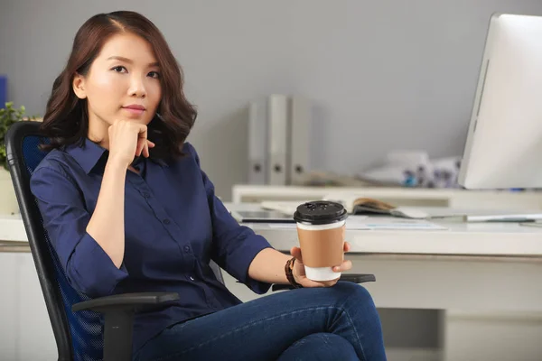 Porträtt Allvarliga Asiatiska Affärskvinna Poserar Med Henne Handen Hakan Och — Stockfoto