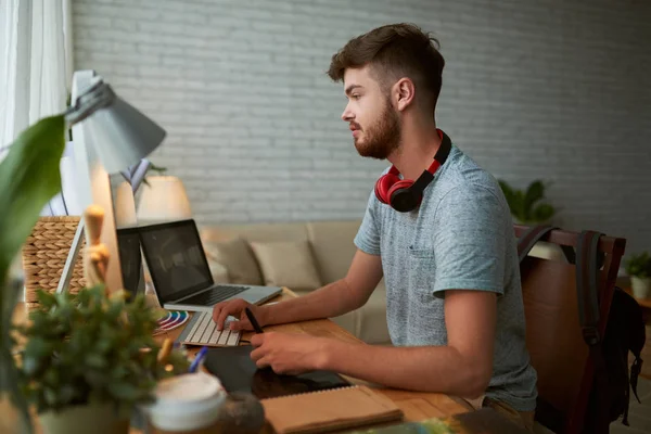 Zijaanzicht Van Student Werkt Aan Computer Thuis — Stockfoto