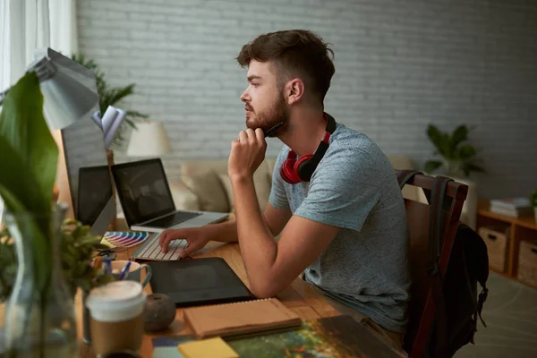 Pensive Young Man Reading Something Computer Screen — Stock Photo, Image