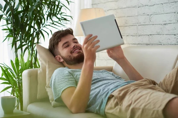 Lachende Aantrekkelijke Jonge Man Met Behulp Van Toepassing Digitale Tablet — Stockfoto
