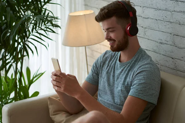 Jeune Homme Joyeux Écoutant Musique Textant Avec Des Amis Dans — Photo