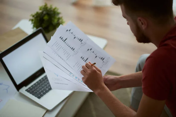 Jeune Entrepreneur Vérifiant Les Documents Entreprise Vue Par Dessus Épaule — Photo