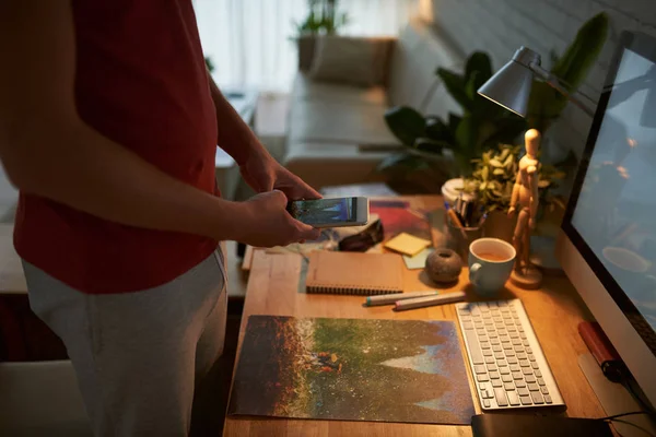 Jovem Usando Smartphone Para Tirar Foto Sua Pintura Imagem Arte — Fotografia de Stock