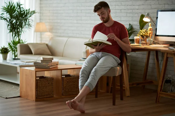 Ung Man Söker Information Bok — Stockfoto