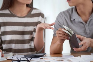 Çift için faturaları ödemek için para sayma