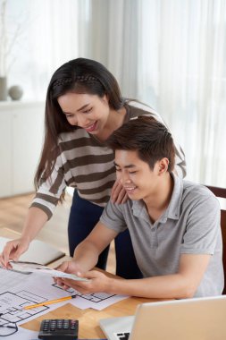 Onların yeni daire gelecek iç tasarım tartışırken Asya çift