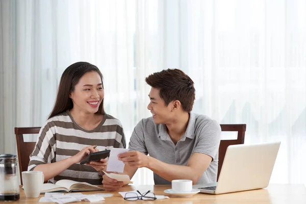 Frau Und Ihr Mann Verwalten Das Familienbudget Während Sie Hause — Stockfoto