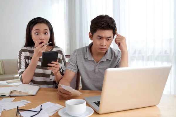 Aziatische Vrouw Ongelukkig Man Met Behulp Van Laptop Berekening Van — Stockfoto