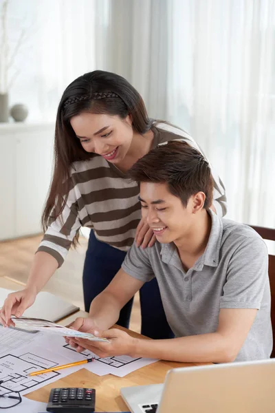 Vrolijke Aziatische Paar Bespreken Van Toekomstige Interieur Van Hun Nieuwe — Stockfoto