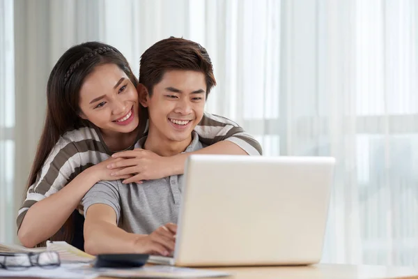 Liefdevolle Aziatische Paar Uitgaven Weekend Thuis Met Laptop Aan Tafel — Stockfoto