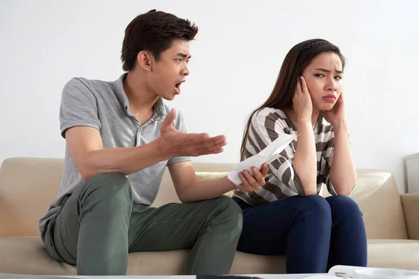 Angry Asian Man Schreeuwen Zijn Jonge Vrouw Ontvangen Telefoon Rekeningen — Stockfoto