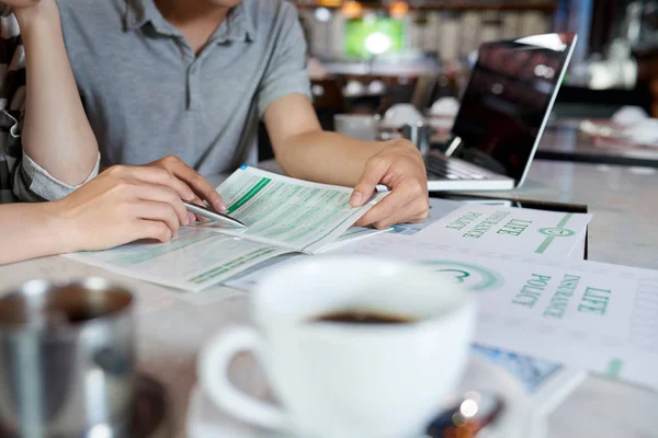 Pareja Sentada Mesa Cafetería Leyendo Folleto Seguro Vida —  Fotos de Stock