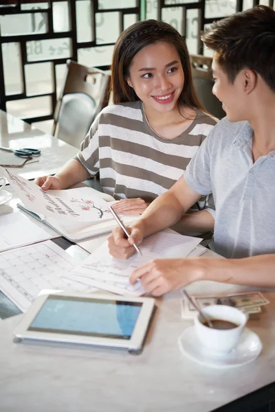 Asian Kobieta Patrząc Jej Mężczyzna Podczas Studiów Wedding Planner Broszura — Zdjęcie stockowe