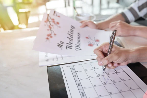 Casal Planejando Dia Casamento Juntos Tomar Notas Necessárias Calendário — Fotografia de Stock