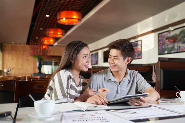 Fröhliche Asiatin Schaut Ihren Freund Während Sie Über Urlaubsreise Nach — Stockfoto