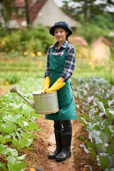 Ganzkörperporträt Einer Asiatischen Arbeiterin Die Pflanzen Gemüsegarten Gießt — Stockfoto