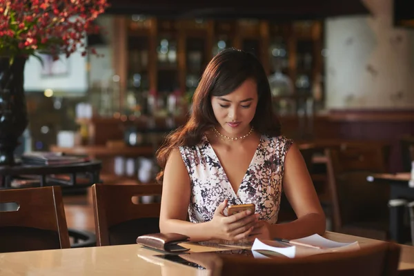 Bella Ragazza Asiatica Leggere Messaggio Testo Sul Suo Smartphone — Foto Stock