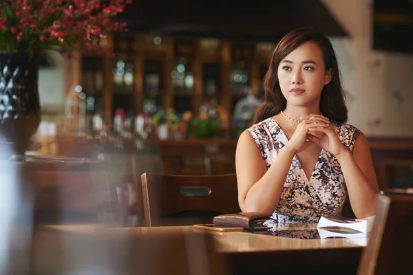 Πορτρέτο Του Ελκυστική Κινεζικό Γυναίκα Κάθεται Στο Εστιατόριο — Φωτογραφία Αρχείου