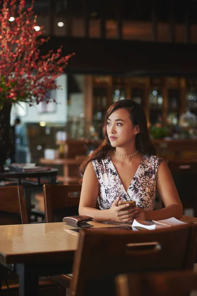 Krásná Zamyšlená Asijské Žena Restauraci Stolu — Stock fotografie