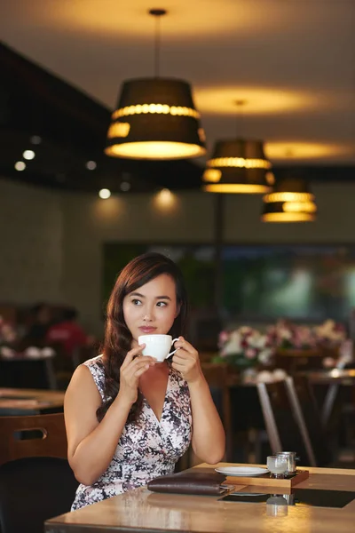 Bella Donna Cinese Che Beve Nel Ristorante — Foto Stock