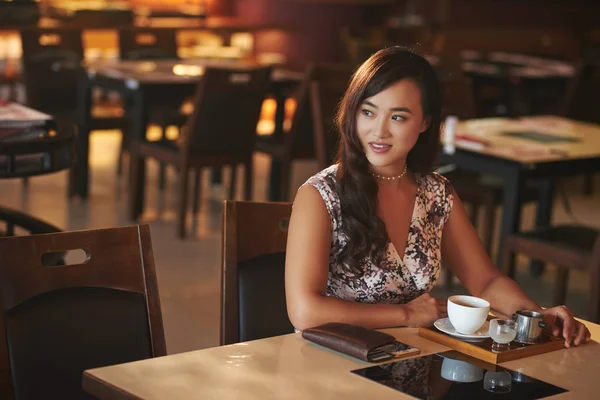 Lächelnde Schöne Frau Mit Tasse Latte Restaurant — Stockfoto